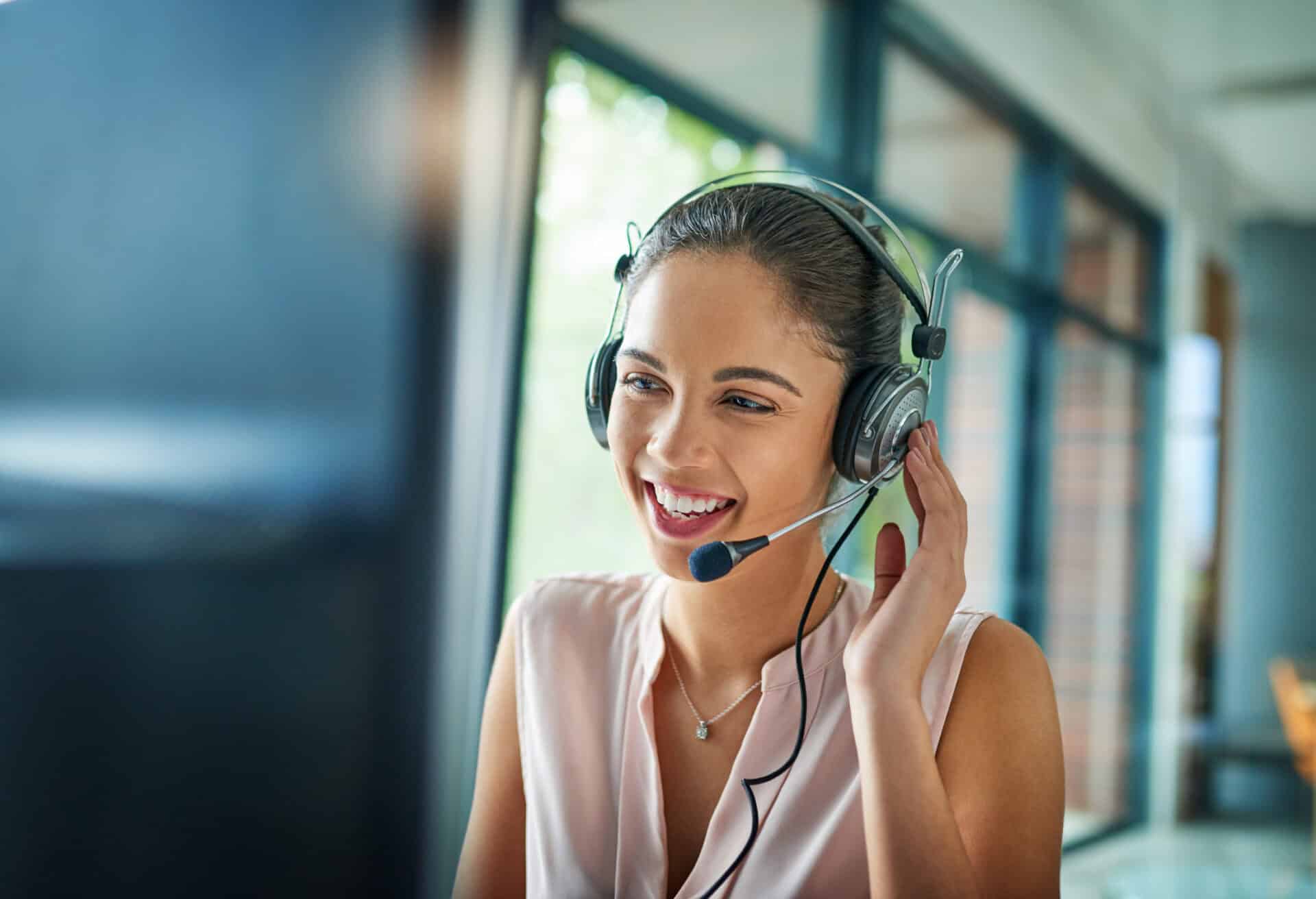 Eine junge Frau am Telefon